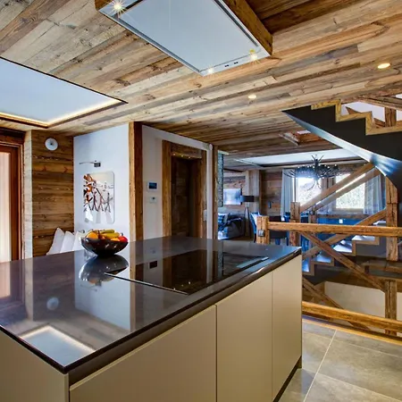 בקתה Opulent Chalet Retreat In Jacuzzi דאבוס