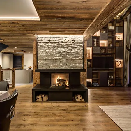 Opulent Chalet Retreat In Jacuzzi בקתה